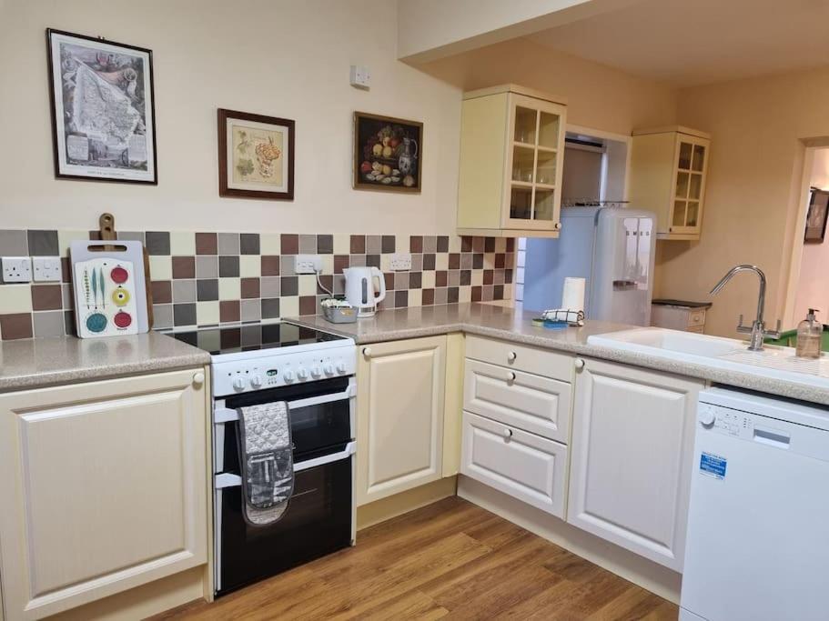 Spacious Detached Home With Beautiful Seaviews, Sleeps 6 Trimingham Dış mekan fotoğraf